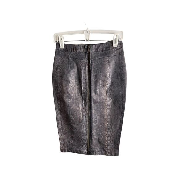 Maggie double back zip gray reptile print with two pockets size 4 Pencil skirt. - Picture 2 of 9
